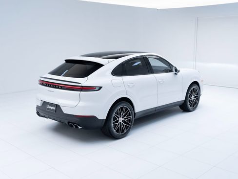 Certified 2025 Porsche Cayenne Coupe image 9