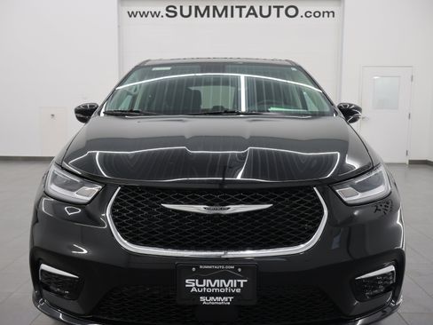 Used 2024 Chrysler Pacifica Touring-L image 21