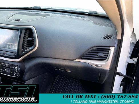 Used 2016 Jeep Cherokee Latitude w/ Cold Weather Group image 17