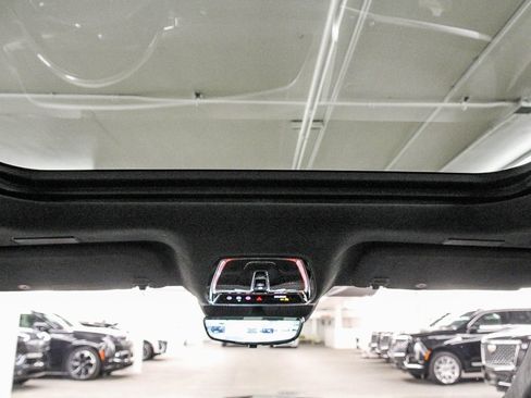 Used 2026 Cadillac Vistiq Platinum image 11