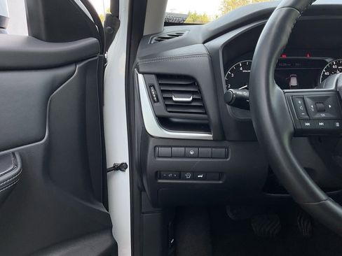 Used 2025 Nissan Rogue SV image 24