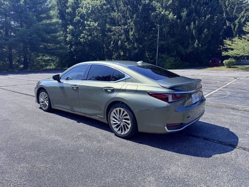 Used 2019 Lexus ES 300h w/ Accessory Package 2 FWD image 4