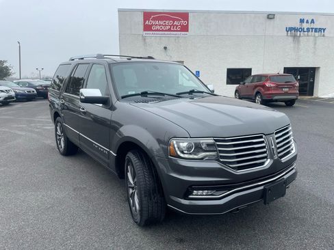 Used 2017 Lincoln Navigator Select image 18