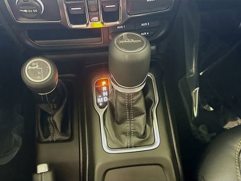 Used 2025 Jeep Gladiator Sport w/ Premium Package image 16