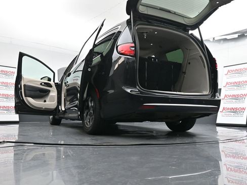 Used 2023 Chrysler Pacifica Limited image 30