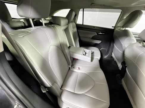 Used 2020 Toyota Highlander XLE image 27