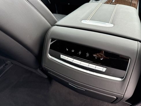 Used 2024 Cadillac Escalade Premium Luxury Platinum image 18