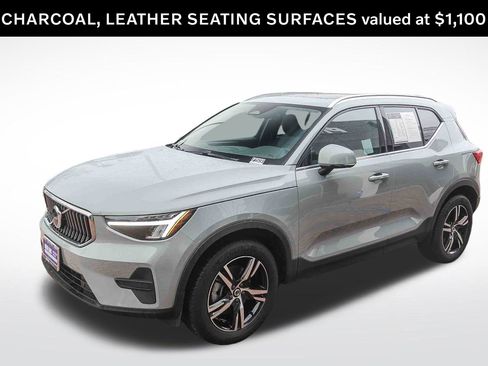 Used 2025 Volvo XC40 B5 Core image 3