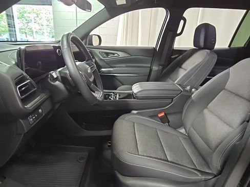 Used 2024 Chevrolet Traverse LT w/ Trailering Package FWD image 18