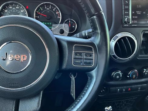 Used 2018 Jeep Wrangler Unlimited Sahara w/ Connectivity Group AWD/4WD image 15