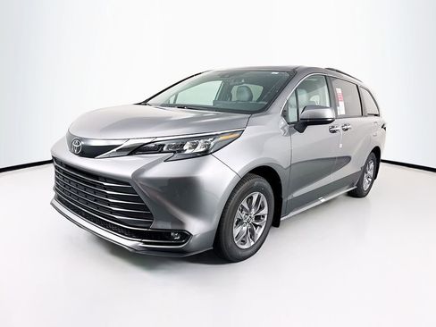 New 2026 Toyota Sienna XLE image 3