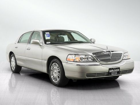 Used 2006 Lincoln Town Car Signature Limited RWD image 7