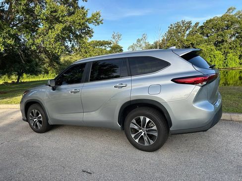 Used 2023 Toyota Highlander XLE FWD image 4