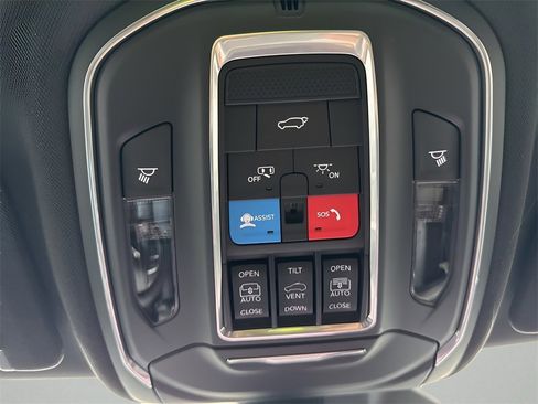 New 2025 Jeep Grand Cherokee Overland image 33