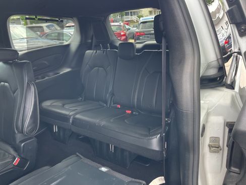 Used 2018 Chrysler Pacifica Touring-L Plus w/ Advanced Safetytec Group FWD image 11