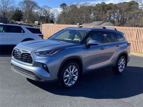 Used 2024 Toyota Highlander Limited image 3