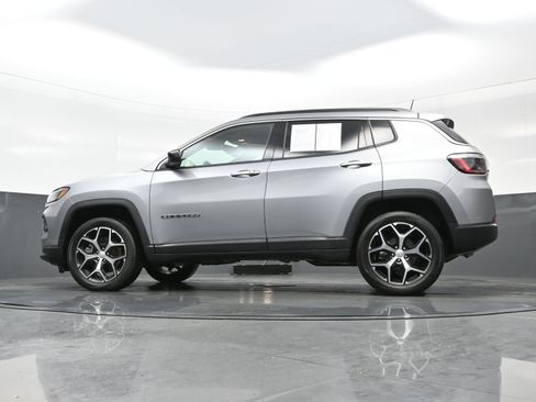 Used 2024 Jeep Compass Latitude AWD/4WD image 30