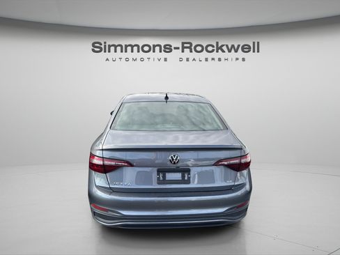 Used 2024 Volkswagen Jetta SE FWD image 3