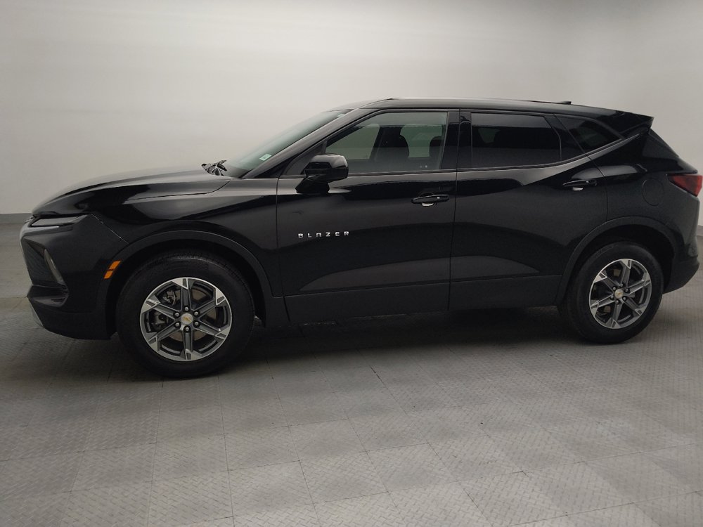 Used 2025 Chevrolet Blazer LT AWD/4WD image 2