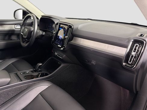 Certified 2025 Volvo XC40 B5 Core image 28