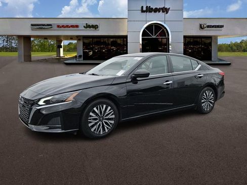 Used 2024 Nissan Altima 2.5 SV image 2