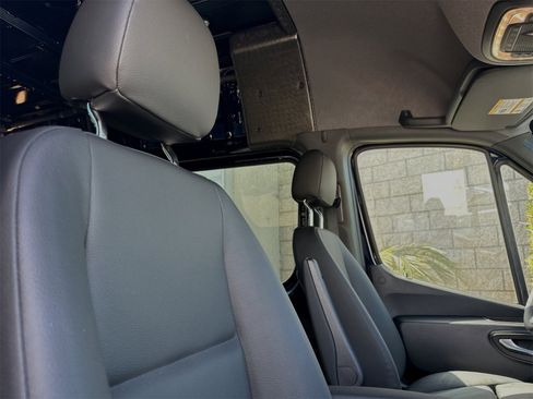 Used 2024 Mercedes-Benz Sprinter 2500 image 18