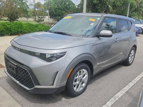 Used 2023 Kia Soul LX w/ LX Technology Package FWD image 3