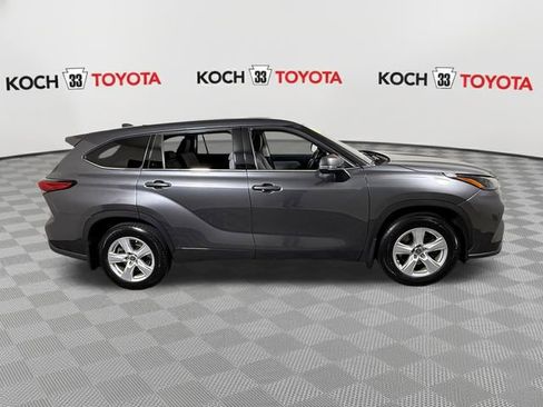 Used 2022 Toyota Highlander LE AWD/4WD image 9