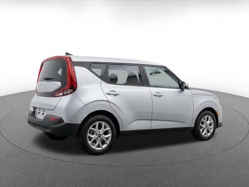 Used 2025 Kia Soul LX w/ LX Technology Package FWD image 9