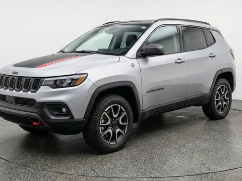 Used 2025 Jeep Compass Trailhawk image 3