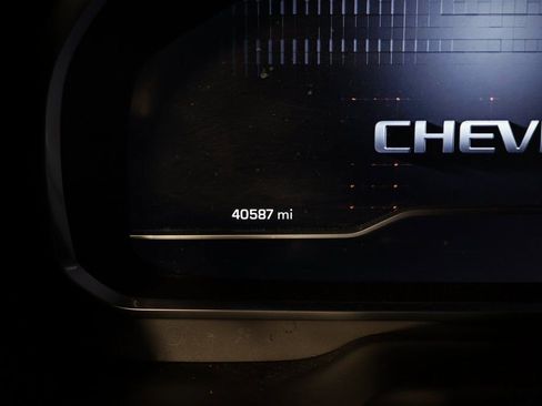 Used 2023 Chevrolet Suburban LT w/ LT Signature Package RWD image 16