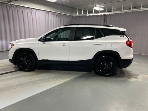 Used 2023 GMC Terrain SLE w/ Driver Convenience Package image 4