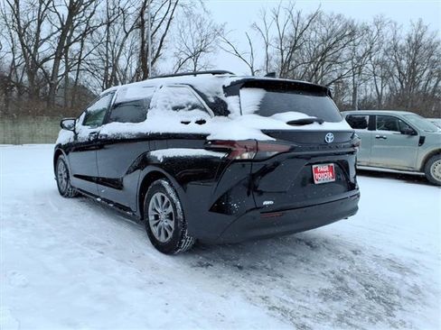 Certified 2023 Toyota Sienna XLE image 5