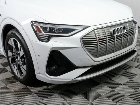 Used 2021 Audi e-tron Prestige w/ Prestige Package image 39