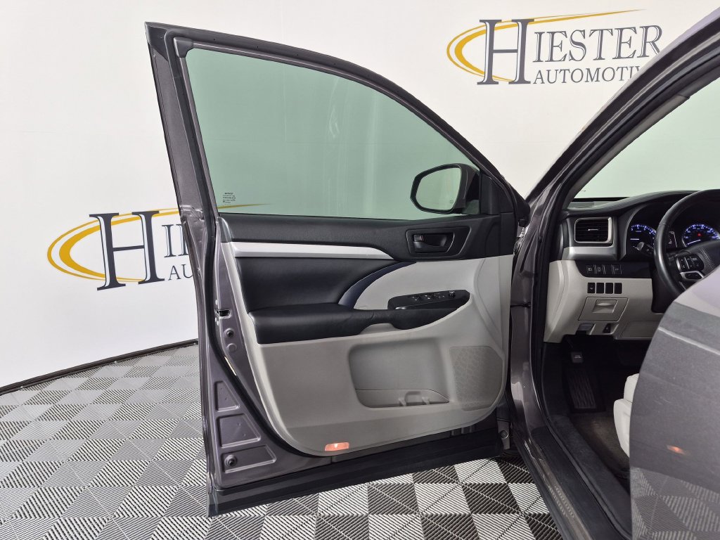Used 2018 Toyota Highlander Plus AWD/4WD image 14