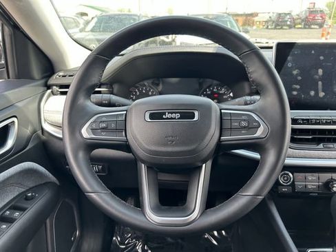 Used 2022 Jeep Compass Latitude w/ Sun and Sound Group AWD/4WD image 10