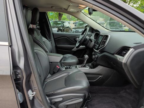 Used 2018 Jeep Cherokee Latitude Plus w/ Cold Weather Group AWD/4WD image 37