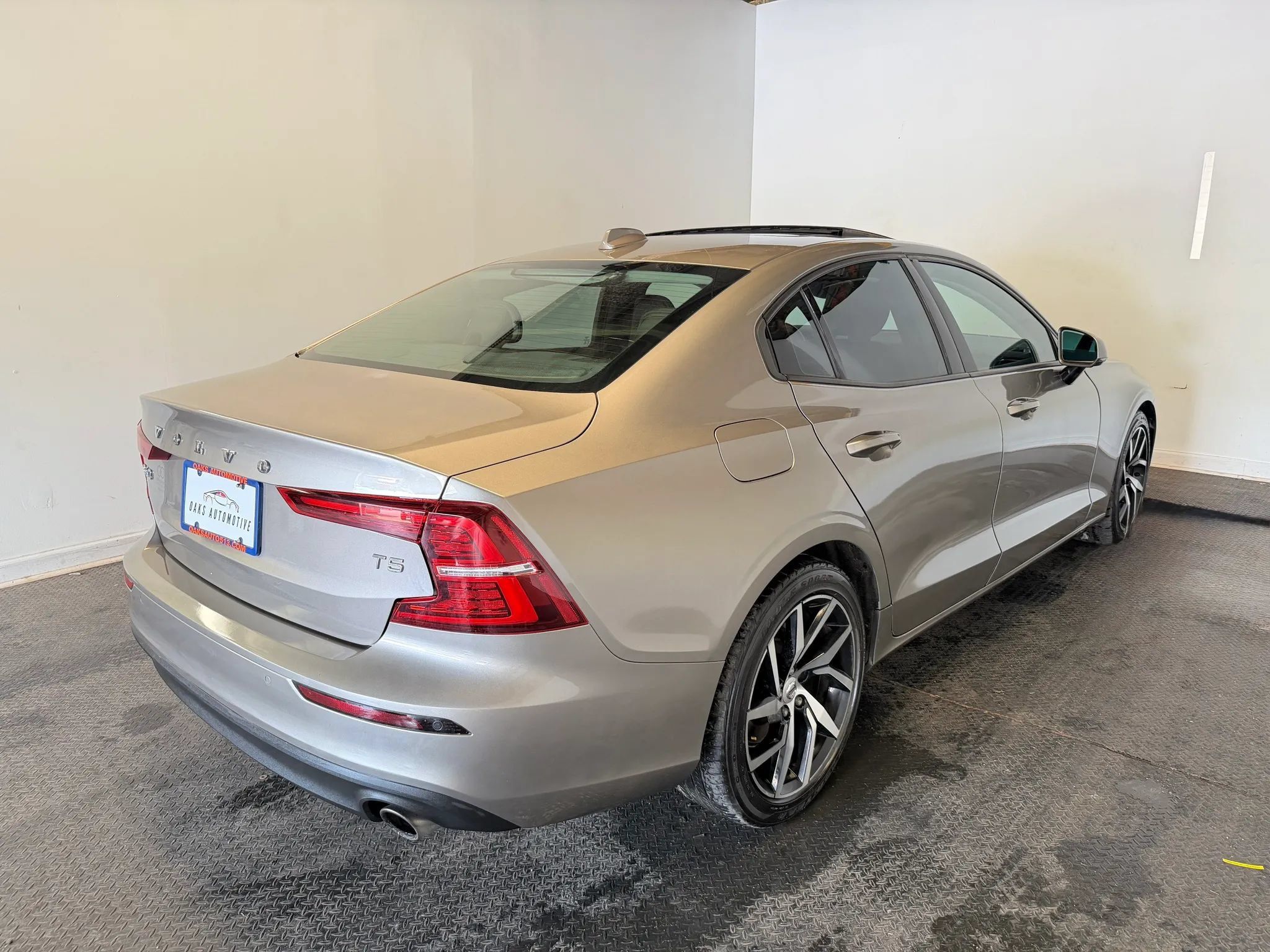 Used 2019 Volvo S60 T5 Momentum w/ Premium Package FWD image 7
