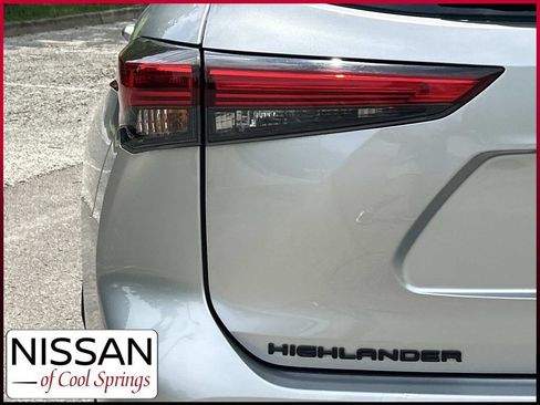 Used 2021 Toyota Highlander XLE FWD image 13
