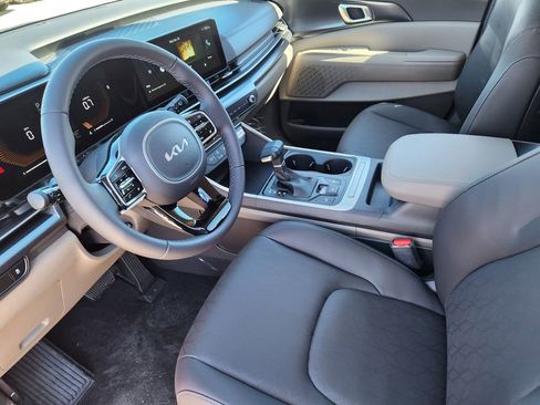 New 2026 Kia Carnival FWD image 7