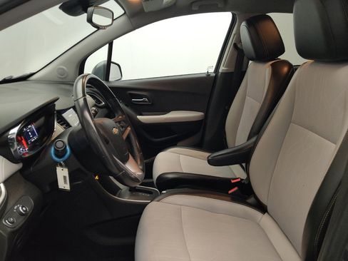 Used 2018 Chevrolet Trax LT w/ LT Convenience Package image 17