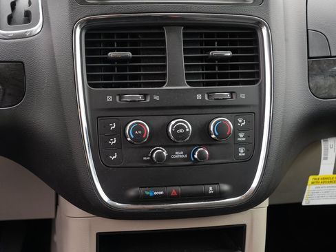 Used 2018 Dodge Grand Caravan SE w/ UConnect Hands-Free Group FWD image 22