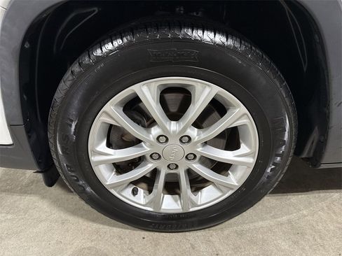 Used 2019 Jeep Cherokee Latitude w/ Popular Appearance Group image 25