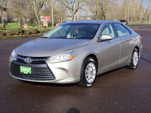 Used 2016 Toyota Camry LE image 11