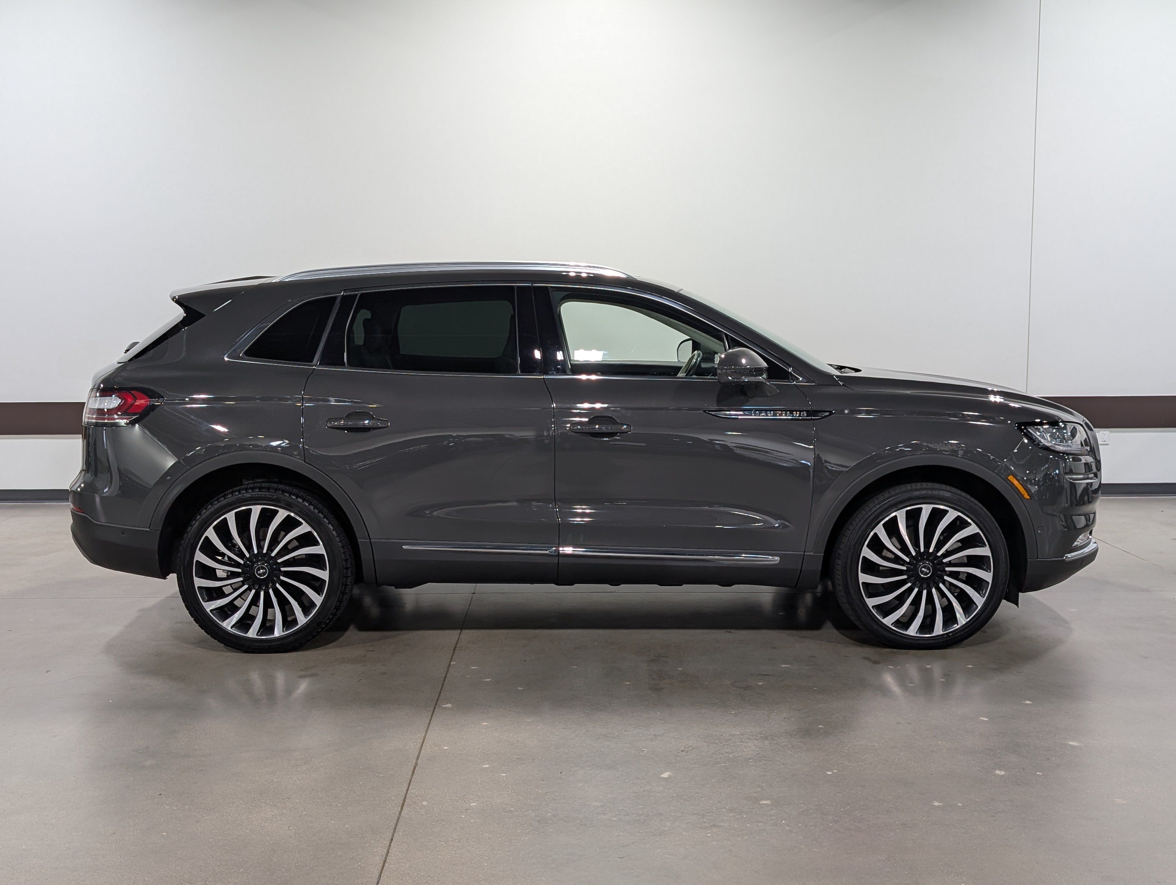 Used 2023 Lincoln Nautilus Black Label w/ Class II Trailer Tow Package AWD/4WD image 2