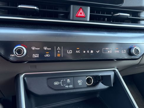 Certified 2025 Kia Carnival FWD image 6