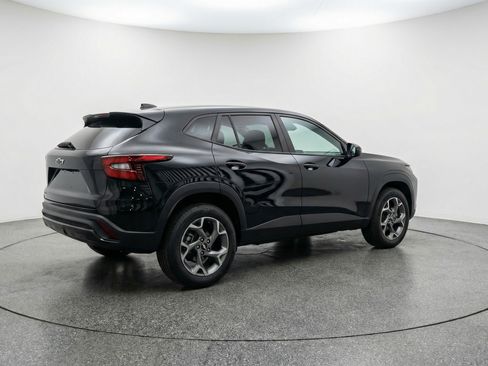 Used 2025 Chevrolet Trax LT image 9