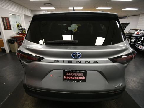 Certified 2024 Toyota Sienna XLE FWD image 6