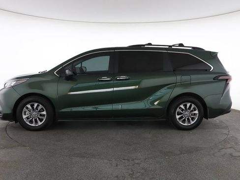 Used 2025 Toyota Sienna XLE FWD image 7