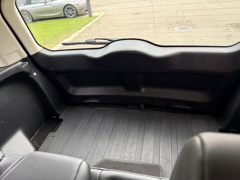 Used 2015 Land Rover LR2 image 13